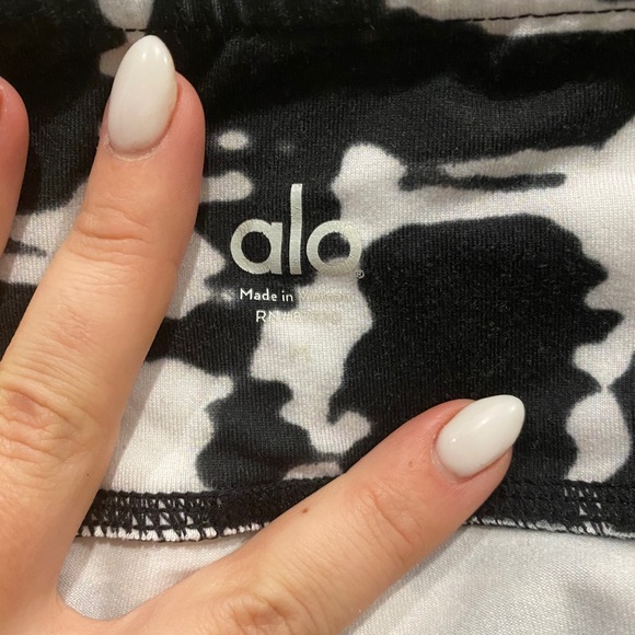 New Alo Yoga Capri Leggings - Medium - Picture 2 of 3